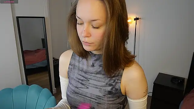 Snapshot of NeonyMuse chatting on 11.21.25 NeonyMuse online show from 11.21.25