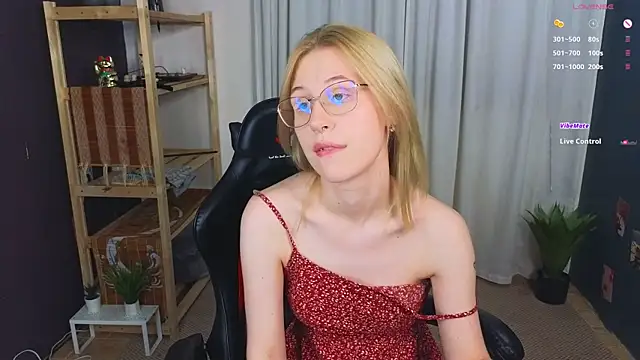 Snapshot of lovedrope chatting on 10.14.25 lovedrope online show from 10.14.25