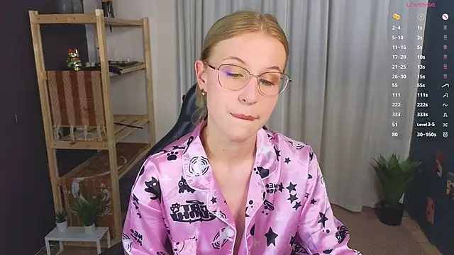 Snapshot of lovedrope chatting on 10.15.25 lovedrope online show from 10.15.25