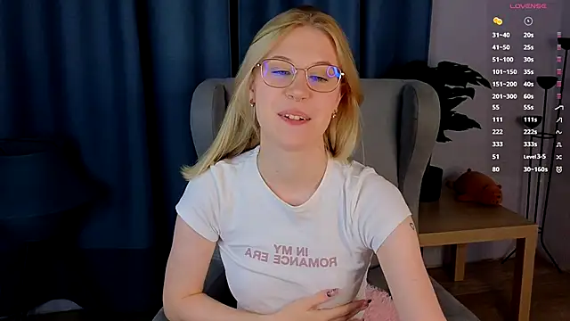 Snapshot of lovedrope chatting on 10.18.25 lovedrope online show from 10.18.25