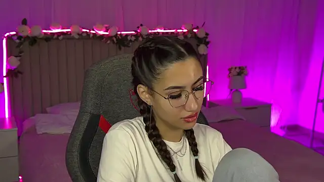 Snapshot of RebeckaThornton chatting on 11.16.25 RebeckaThornton online show from 11.16.25