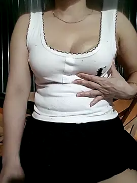 Snapshot of LalayCii chatting on 10.15.25 LalayCii online show from 10.15.25