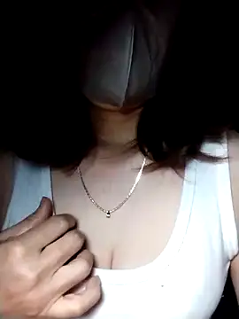 YiyinLy online show from 11.03.25