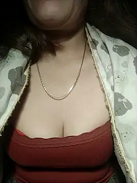 YiyinLy online show from 11.18.25