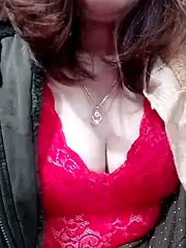 YiyinLy online show from 01.10.26