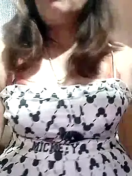 YiyinLy online show from 02.06.26