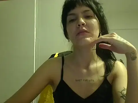 Snapshot of miapink33 chatting on 11.15.25 miapink33 online show from 11.15.25