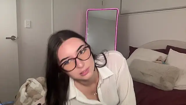 Snapshot of mollyy2006 chatting on 10.25.25 mollyy2006 online show from 10.25.25