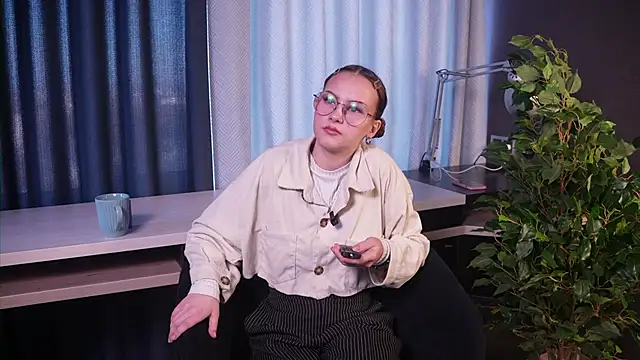 Snapshot of KrisWaller chatting on 10.14.25 KrisWaller online show from 10.14.25