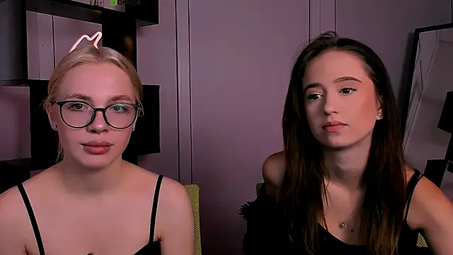 Snapshot of sendi_cais chatting on 10.23.25 sendi cais online show from 10.23.25