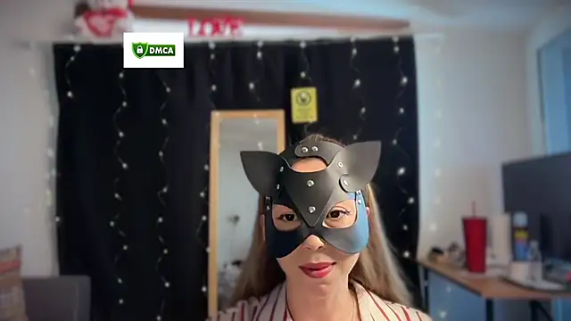 Snapshot of _Nefertiti chatting on 06.11.26 Nefertiti online show from 06.11.26