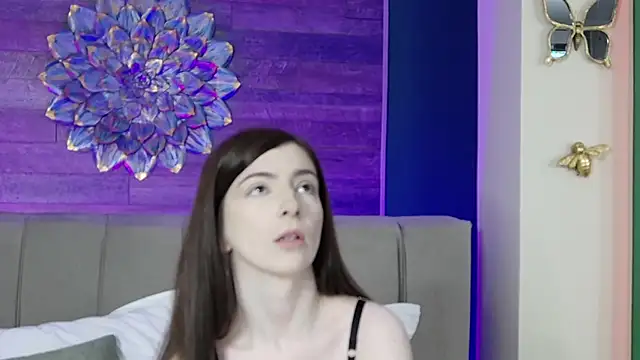 Snapshot of SophieRayss chatting on 10.24.25 SophieRayss online show from 10.24.25