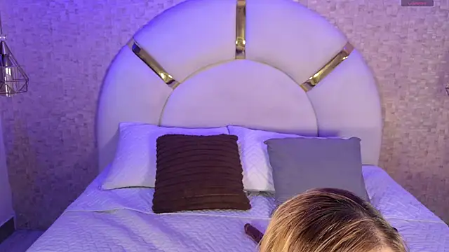 Snapshot of emmy_rose25 chatting on 11.14.25 emmy rose25 online show from 11.14.25