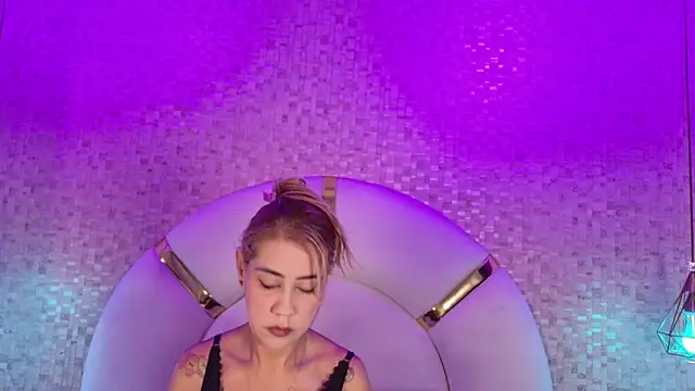 Snapshot of emmy_rose25 chatting on 02.07.26 emmy rose25 online show from 02.07.26