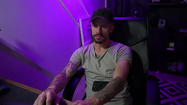 Snapshot of monsieurguitsxxx chatting on 11.19.25 monsieurguitsxxx online show from 11.19.25