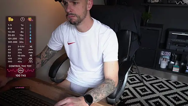 Snapshot of monsieurguitsxxx chatting on 03.12.26 monsieurguitsxxx online show from 03.12.26