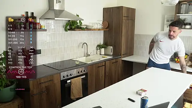 Snapshot of monsieurguitsxxx chatting on 03.18.26 monsieurguitsxxx online show from 03.18.26