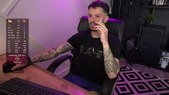 Snapshot of monsieurguitsxxx chatting on 04.16.26 monsieurguitsxxx online show from 04.16.26