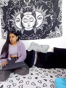 Snapshot of abby_n_emily chatting on 10.28.25 abby n emily online show from 10.28.25