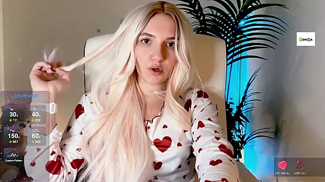 Snapshot of cute_cake chatting on 12.03.25 cute cake online show from 12.03.25