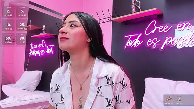 Snapshot of JuliethCruz_ chatting on 10.30.25 JuliethCruz online show from 10.30.25