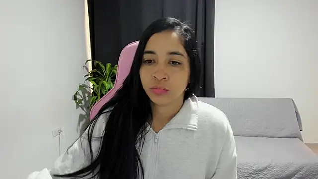 Snapshot of Kruela chatting on 11.05.25 Kruela online show from 11.05.25