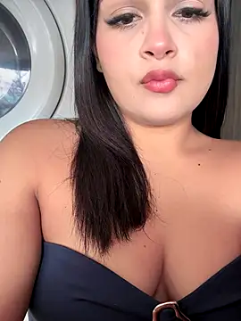 Snapshot of Lucianacuoper chatting on 11.15.25 Lucianacuoper online show from 11.15.25