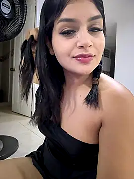 Snapshot of Lucianacuoper chatting on 11.20.25 Lucianacuoper online show from 11.20.25