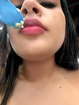 Snapshot of Lucianacuoper chatting on 11.21.25 Lucianacuoper online show from 11.21.25