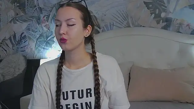 Snapshot of ReginaNyx chatting on 11.22.25 ReginaNyx online show from 11.22.25