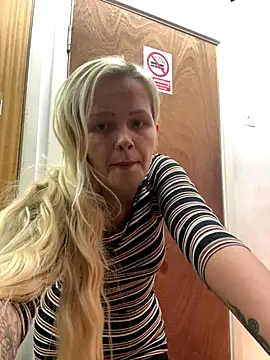 Snapshot of CherryXOX- chatting on 10.24.25 CherryXOX- online show from 10.24.25