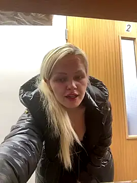 Snapshot of CherryXOX- chatting on 10.27.25 CherryXOX- online show from 10.27.25