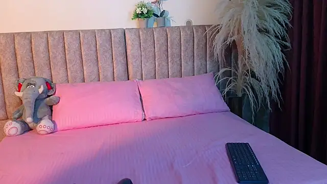 Snapshot of LittleStar_SM chatting on 11.30.25 LittleStar SM online show from 11.30.25