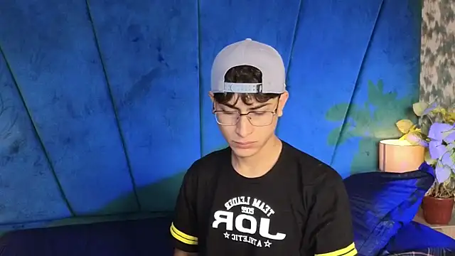 Snapshot of Aaron_Eze chatting on 11.16.25 Aaron Eze online show from 11.16.25