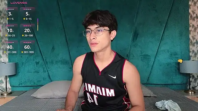 Snapshot of Aaron_Eze chatting on 02.04.26 Aaron Eze online show from 02.04.26