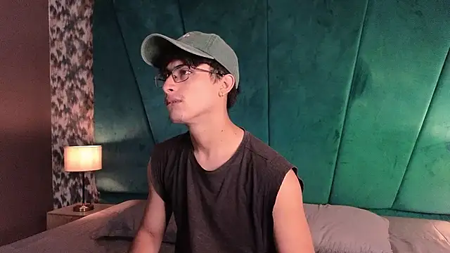 Snapshot of Aaron_Eze chatting on 02.05.26 Aaron Eze online show from 02.05.26