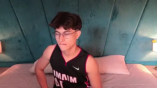 Snapshot of Aaron_Eze chatting on 02.12.26 Aaron Eze online show from 02.12.26