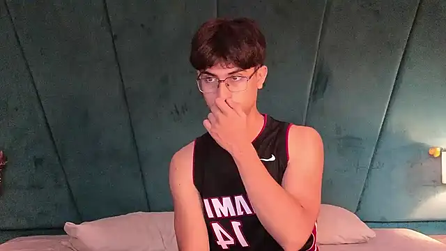 Snapshot of Aaron_Eze chatting on 02.19.26 Aaron Eze online show from 02.19.26