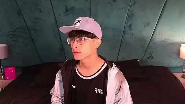 Aaron Eze online show from 04.12.26