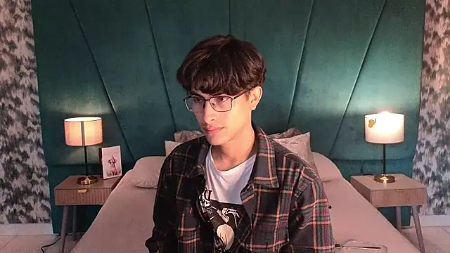 Snapshot of Aaron_Eze chatting on 05.15.26 Aaron Eze online show from 05.15.26