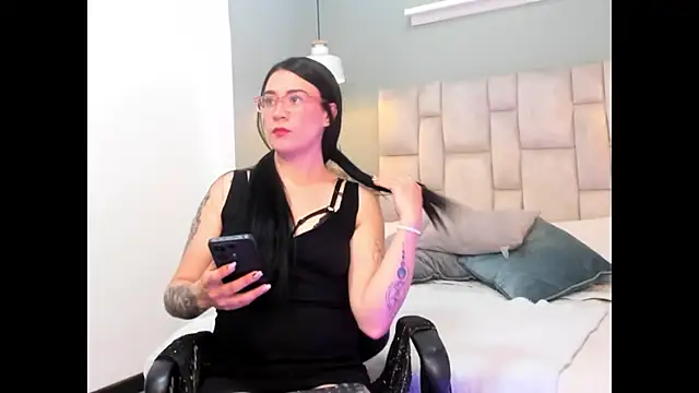 Snapshot of Eviiece chatting on 10.20.25 Eviiece online show from 10.20.25