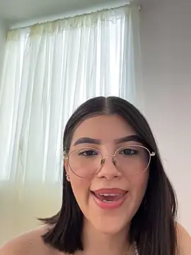 Snapshot of Julietalcl chatting on 10.21.25 Julietalcl online show from 10.21.25