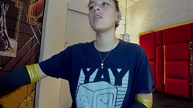 Snapshot of moon_winy chatting on 11.17.25 moon winy online show from 11.17.25