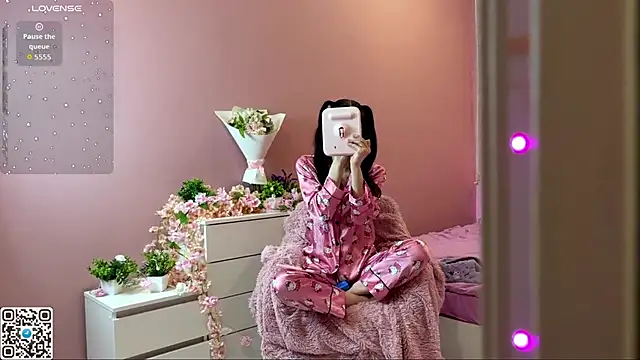 catchthiscouplle online show from 10.31.25