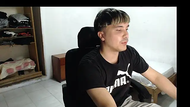 Snapshot of CuteAlexBoy chatting on 12.18.25 CuteAlexBoy online show from 12.18.25