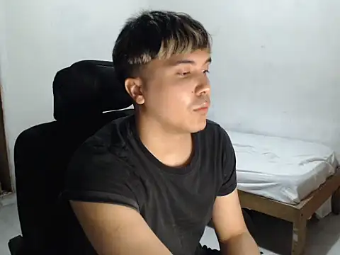 Snapshot of CuteAlexBoy chatting on 12.20.25 CuteAlexBoy online show from 12.20.25