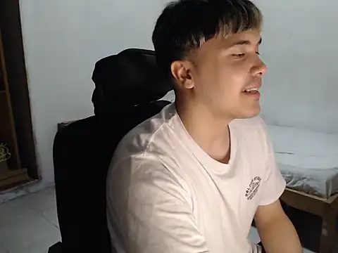 Snapshot of CuteAlexBoy chatting on 12.21.25 CuteAlexBoy online show from 12.21.25