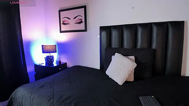 Snapshot of MelanieKimm chatting on 11.25.25 MelanieKimm online show from 11.25.25