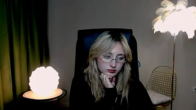 ScarlettScril online show from 10.17.25