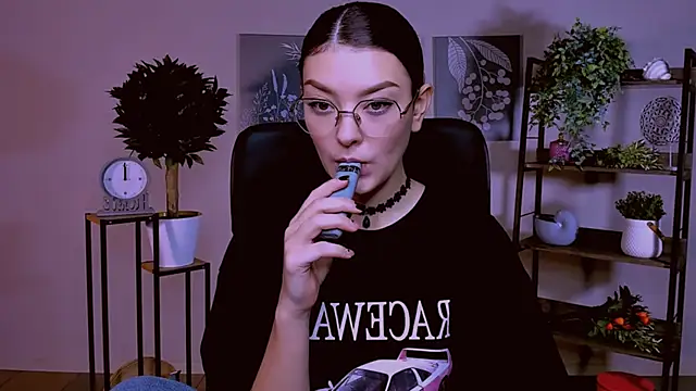 Snapshot of AnaSteisher chatting on 10.19.25 AnaSteisher online show from 10.19.25